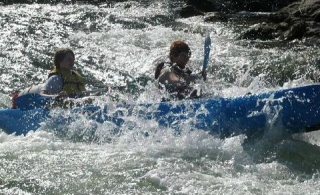  Una canoa en los rápidos 